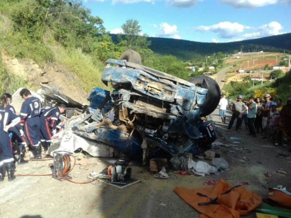 Caminhão capotou e deixou quatro mortos em Conquista (Foto PM-BA).