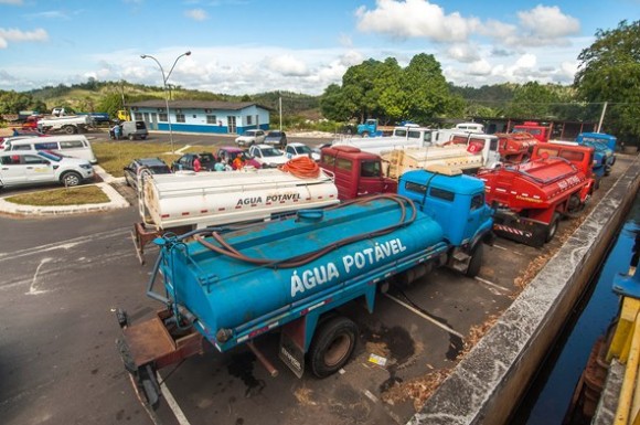 Carros-pipa voltam a abastecer tanques comunitários, após negociação com o prefeito de Itabuna (foto Lucas França)