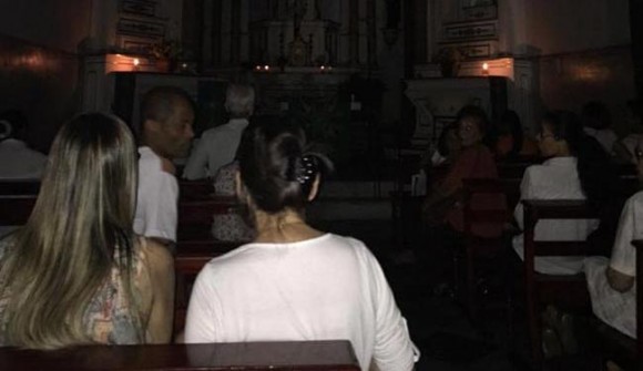 Fiéis assistem à missa às escuras em igreja de Salvador (Reprodução Facebook).