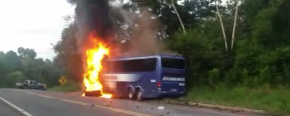 Chamas destruíram ônibus e carro de passeio depois de colisão (Foto Edson Vieira).