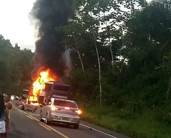 Carro de passeio e ônibus pegaram fogo depois de colisão (Foto Edson Vieira/Pimenta).