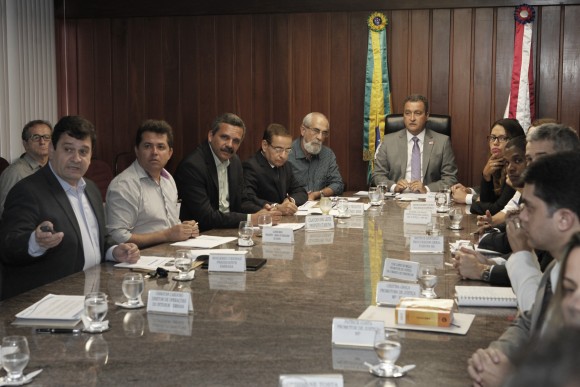 Rui Costa coordena reunião para tratar do saneamento básico de Itabuna (Foto Mateus Pereira).
