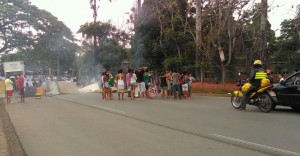 Manifestantes bloquearam os dois sentidos da Rodovia Ilhéus-Itabuna.