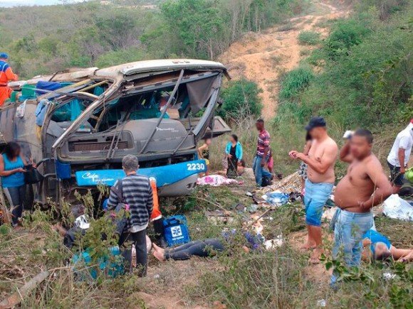 Ônibus seguia de Pernambuco para São Paulo, segundo PRF (Foto Blog do Léo Santos).