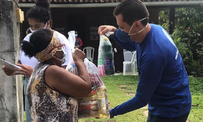 FACULDADE DOA CESTAS BÁSICAS A 500 FAMÍLIAS POBRES DE ILHÉUS